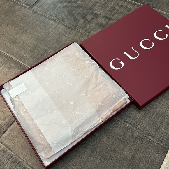 NEW AUTHENTIC GUCCI -GG PRINT WITH HORSEBIT SILK CARRÉ - Picture 8 of 17